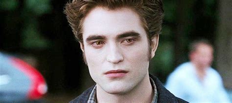 British actor robert pattinson has sure come a long way from playing a sparkling vampire in the 2008 twilight series to batman in 2020. Robert Pattinson: un mème de l'acteur fait le buzz sur la ...