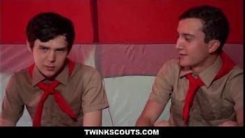 Dos Twink Boy Scouts Follan En Un Viejo Cobertizo Durante Una Tormenta