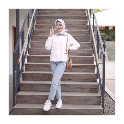Celana hareem jeans k198 baju hijab style ootd sumber nonasa.com. 10 Ide Padu Padan OOTD Hijab dengan Kemeja Putih, Simpel ...