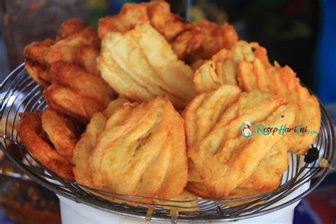Goreng2 lalu tambahkan sedikit air, masukkan gula merah sambil terus di aduk hingga mendidih. Resep Pisang Goreng Manado (Pisang Goreng Kipas & Sambal ...