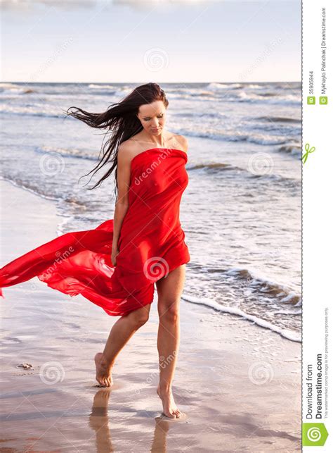 Femme Nue Sur Une Plage Avec Le Tissu Rouge Photo Stock Image Du Pose