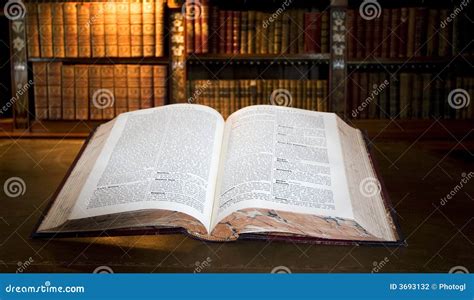 Ouvrez Le Livre Dans La Vieille Biblioth Que Photo Stock Image Du