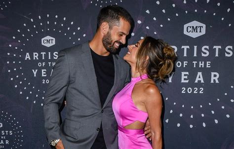 Jessie James And Eric Decker Pack On Pda At Cmt Artist Of The Year Photos