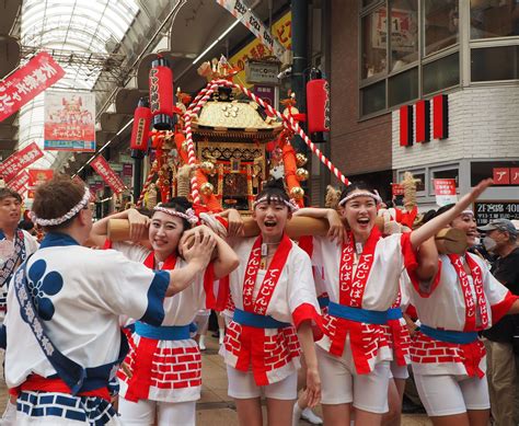「ギャルみこし」復活！大阪・天神祭に80人の元気なかけ声が響く ろいアンテナ