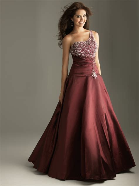 There is a large variety of stunning and amazing party dresses for baby girls which are specially designed to this special occasion. Prom Dresses: August 2011