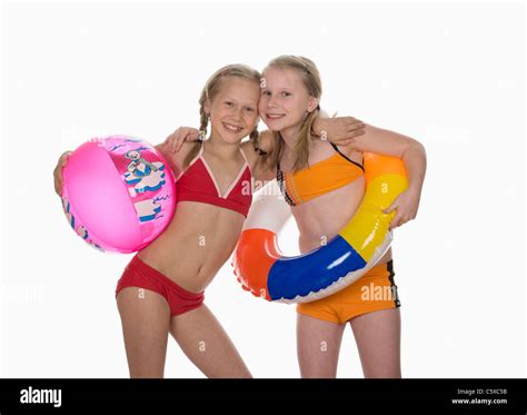 Zwei Mädchen 10 11 Tragen Bikini Portrait Stockfotografie Alamy