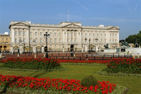 Buckingham palace is located in central london at the heart of st. Turn Buckingham Palace into council flats says Labour ...