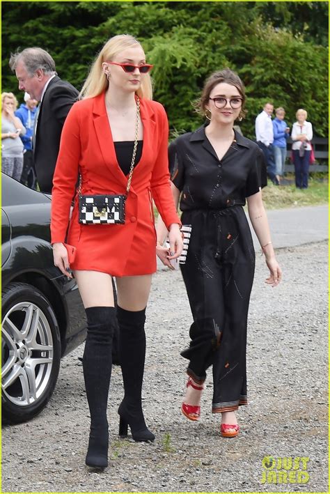 Game Of Thrones Sophie Turner And Maisie Williams Reunite At Co Stars