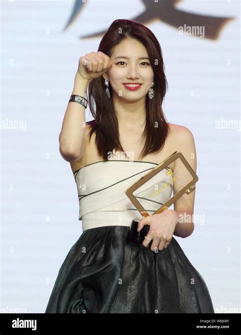 Suzy Bae Su Ji Of South Korean Girl Group Miss A Poses After Receiving Weibo Goddess Of The Year