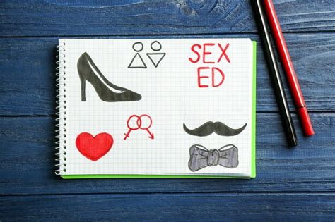 Bloc De Notas Con Palabras Sex Ed Y Dibujos Sobre Mesa De Madera Foto Premium