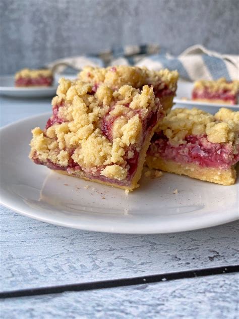 These Paleo Strawberry Crumb Bars Are The Perfect Low Carb Summer