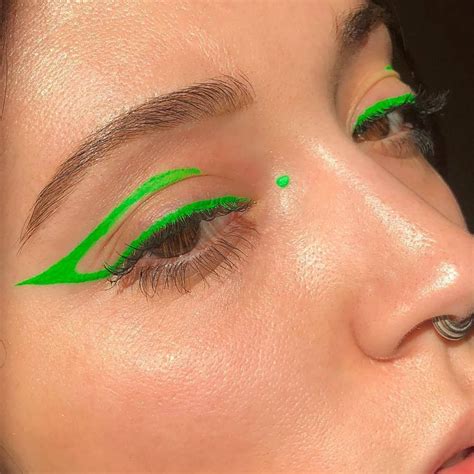 Minimal Neon Green Graphic Eyeliner In No Eyeliner Makeup