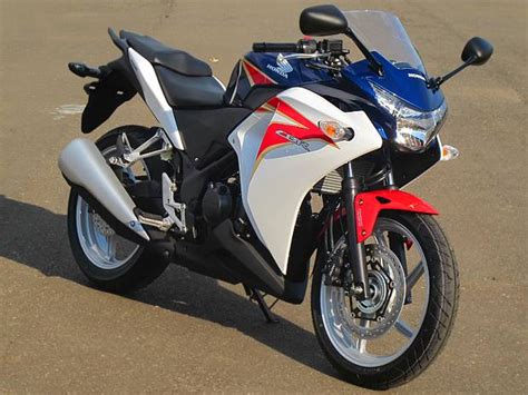 Economical and affordable, the 2012 cbr250r can be a great choice for a first bike, and a nifty alternative for your car, as nothing beats this slender bike in navigating the urban clutter. Kawasaki Ninja 2014 lançamento 250R