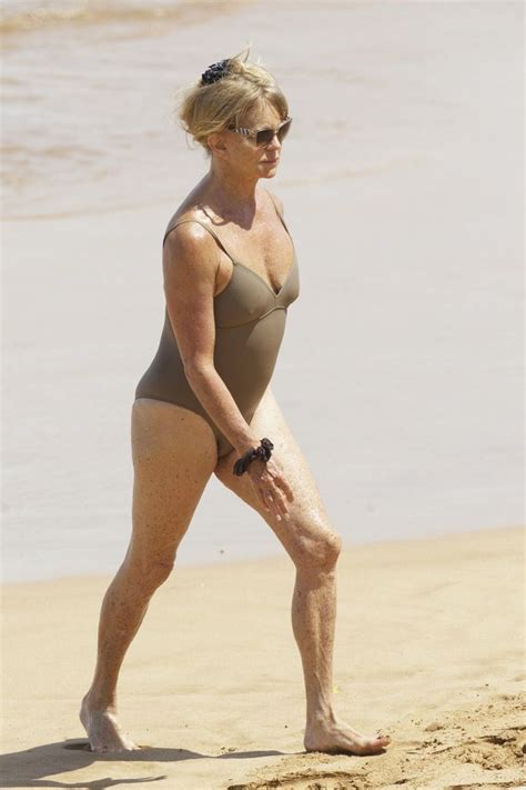 Goldie Hawn 70 Wows In A Bathing Suit In Hawaii — See