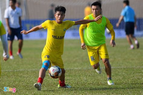 Nhưng không phải chỉ có văn đức chăm sóc nhật linh đâu, anh chàng cũng được vợ cưng chiều lắm đấy. Phan Văn Đức lại dính chấn thương đầu gối - TT24H