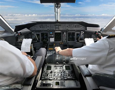 Pilotes Dans Le Cockpitpréparer Pour Landing Photo Getty Images