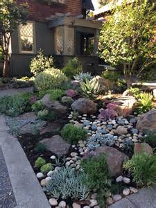 Based on that condition, your backyard is supposed to design not only for its beauty but also the coziness, then for your front yard, you could concern with the beauty of the design so that you can make people in awe when looking at your front yard. Like the use of rocks and succulents (With images) | Front ...