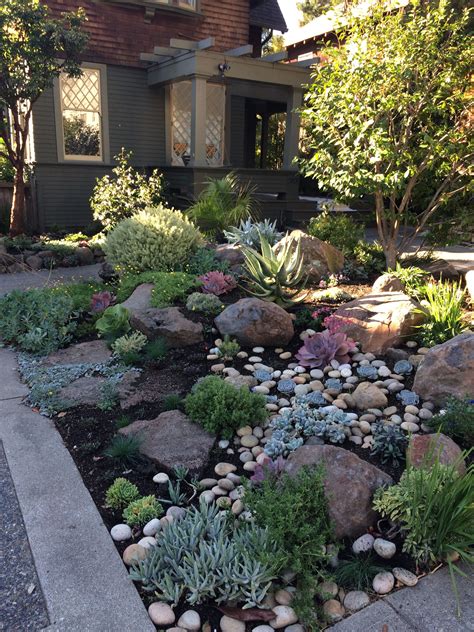 Like The Use Of Rocks And Succulents Xeriscape Front Yard Front Yard