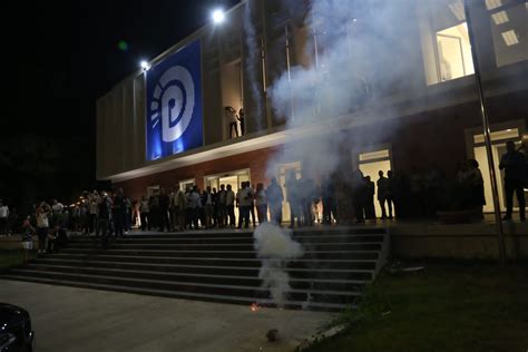 Festë me fishekzjarre në selinë blu pas zgjedhjes së Berishës në krye