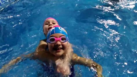 Дети играют в бассейне Плавают прыгают ныряют под водой Отдых с