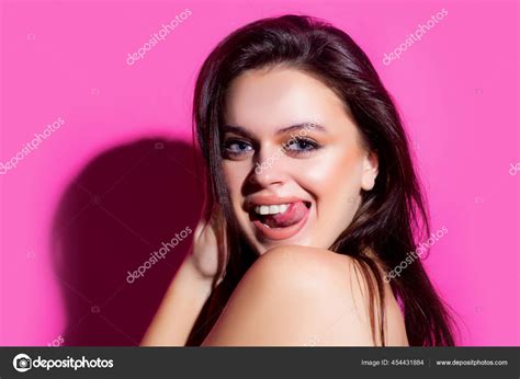 舌を見せるセクシーな女の子。女の感情。官能的な女性の肖像画。隔離。 — ストック写真 © 454431884