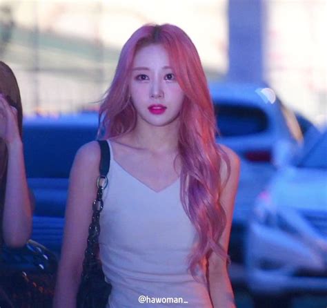 Yves Loona 220719 Pink Hair Icon Fansite Hawoman Loona Meets Dj Wendy