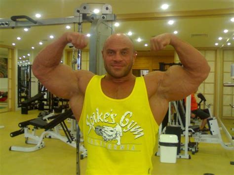 Muscle Lover Turkish Bodybuilder Serdar Aktolga Flexing Biceps
