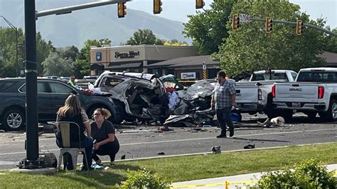 Suv Driver Dies After Running Red Light Causing 9 Car Crash Police