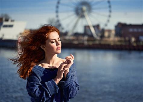 Mujer Modelo Pelirroja Pelo Largo Mujeres Al Aire Libre Fondo De