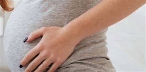 هل وجع الجنب الأيسر من اعراض الحمل