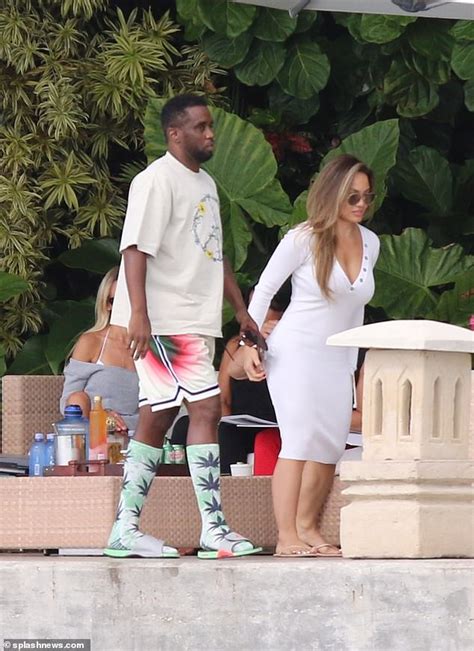 Cent Reacts To Diddy Being Seen Holding Hands With Daphne Joy Who S Mother Of His Babeest