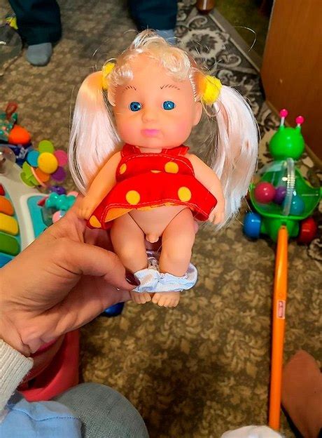 V Ruském Hračkářství Se Objevila Transgenderová Panenka Pod šatičkami Má Mužské Genitálie