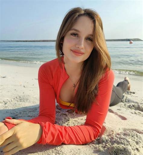 Pose Menggoda Cinta Laura Di Pantai Netizen Mirip Selena Gomez