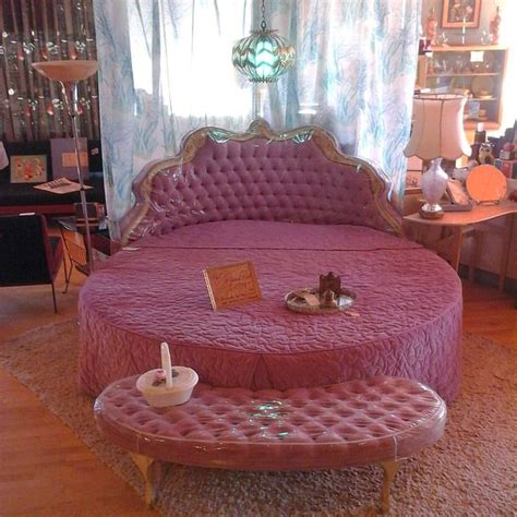 Cherry wood round bed ₹ 50,000/ piece. Round vintage pink bed @UP2MARZ | Recamaras hermosas ...