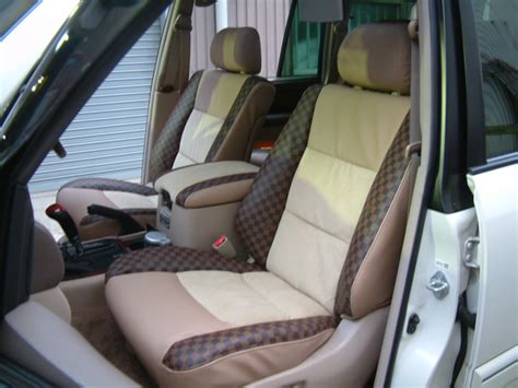 とくに 100系の後期モデル は、今もなお 300万円以上 しており中古車市場の中でも、とりわけプレミアモデルと言い替えることもできます。. ランクル100 シート張り替え