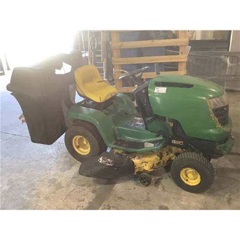 John Deere Lx178 Ride On Lawn Mower In Working Order With Key Visible