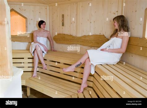 Woman Sits In Sauna Fotograf As E Im Genes De Alta Resoluci N Alamy