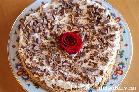 Daimkake Med Mandelbunn Og Krem Enkle Kaker Pudding Desserts