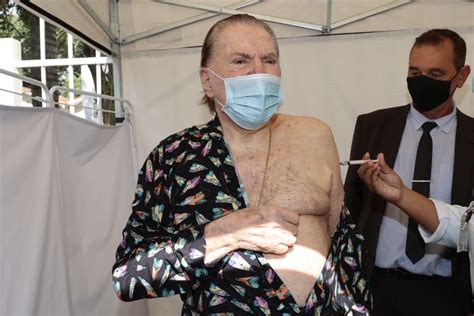 Silvio santos assusta internautas ao aparecer diferente na volta ao sbt. Silvio Santos toma segunda dose de vacina contra Covid-19 ...