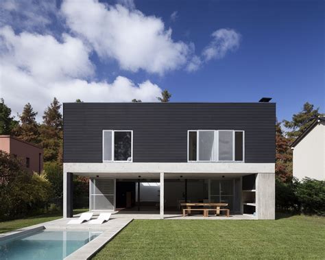 Modern Minimalist House Design In Black And White Col