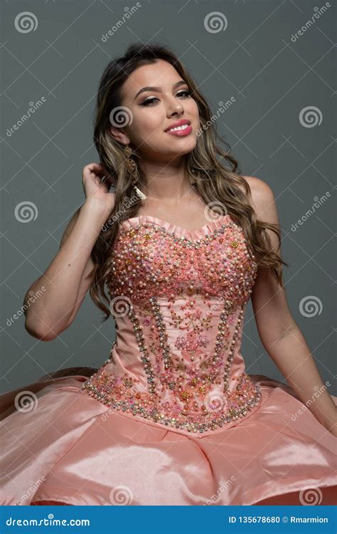 fille de l adolescence dans la robe de quinceanera photo stock image du heureux verticale