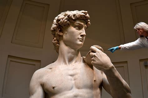 Atsargiai nušveistas Michelangelo Dovydas tapo dar patrauklesnis
