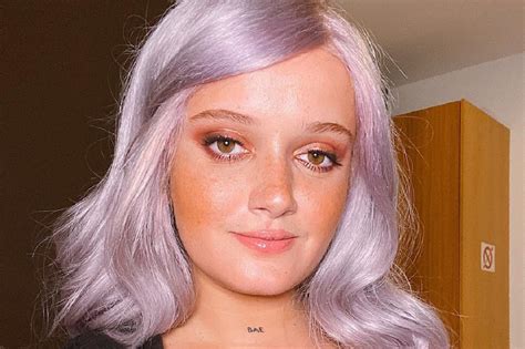 Tão diferentes e tão iguais. Carolina Deslandes partilha fotografia antiga com 14 anos