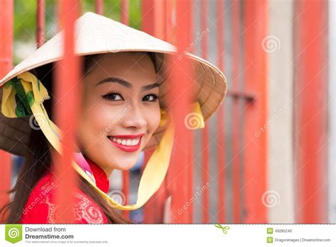 Vietnamees Meisje In Kegelhoed Stock Foto Image Of Gelukkig Hoed