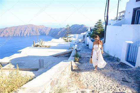 Young Woman In Famous Capital Fira Of Santorini Greece — Stock Photo