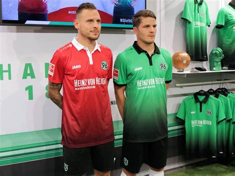 Mit dem schweißableitenden modell in grün zeigen auch die jüngsten fans ihre zuneigung zu ihrem lieblingsverein. Hannover 96 Trikots 2017/18 | 2017/18 | Hannover 96 ...