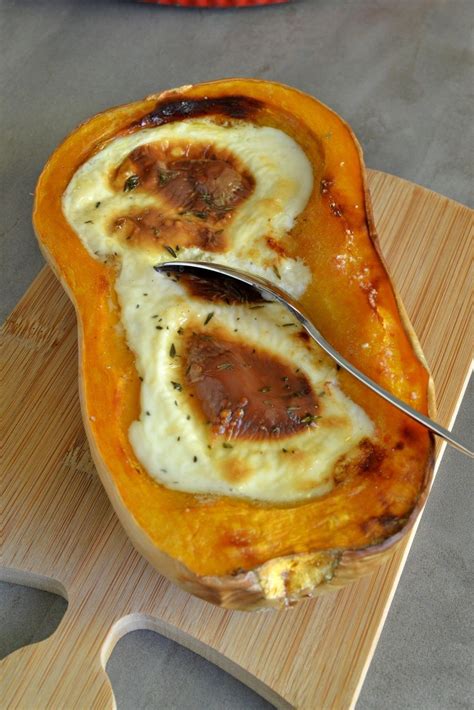 Eplucher l'ail et placer les gousses dans le butternut. Butternut farcie au chèvre (ou au parmesan) | Butternut farcie, Velouté potimarron et Recette piment