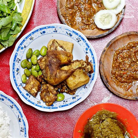 Kamu bisa pilih sendiri isi sushinya dan bahan makanan yang membungkus nasinya. Kuliner Penyetan Pedes Gila di Surabaya