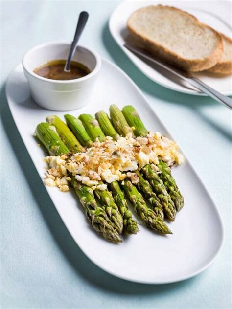 Asperges vertes oeufs mimosa et sauce aux anchois