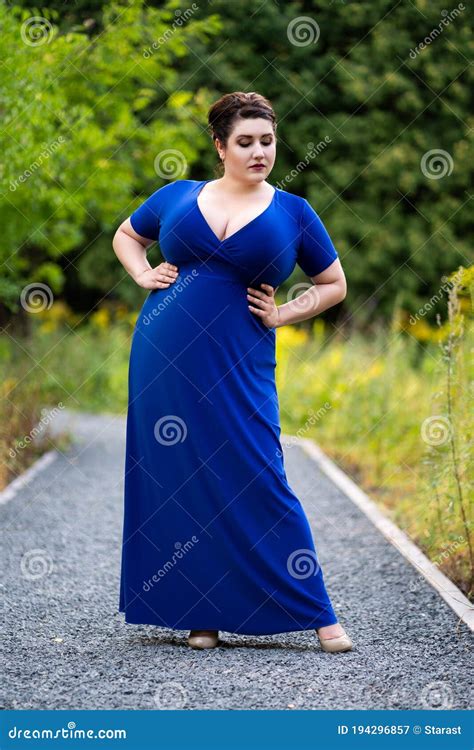 Mannequin Plus Sexy De Taille Dans La Robe Bleue Avec Une Belle Grosse Femme Dextérieur Profond